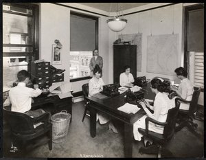 Menn og kvinner som arbeider i stenografavdelingen til R. Martens und Co. Inc., New York, 1916 eller 1917 (sølv gelatintrykk)